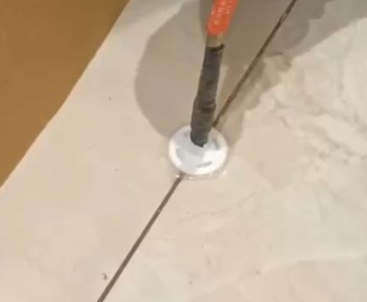 珲春瓷砖空鼓维修公司专业解答瓷砖在铺贴过程中，如果没有涂抹均匀到位的粘结材料（如水泥砂浆或瓷砖胶），可能会导致以下问题